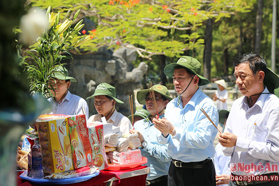 Đồng chí Hồ Đức Phớc cùng đoàn công tác KTNN dâng hương tại Nghĩa trang liệt sỹ Quốc gia Trường Sơn.