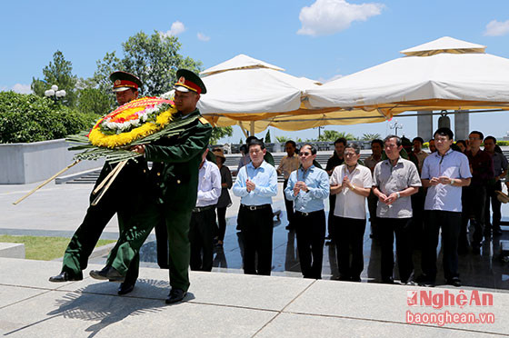 Đoàn công tác KTNN đến dâng hoa, dâng hương tại Nghĩa trang liệt sỹ Quốc gia Đường 9.