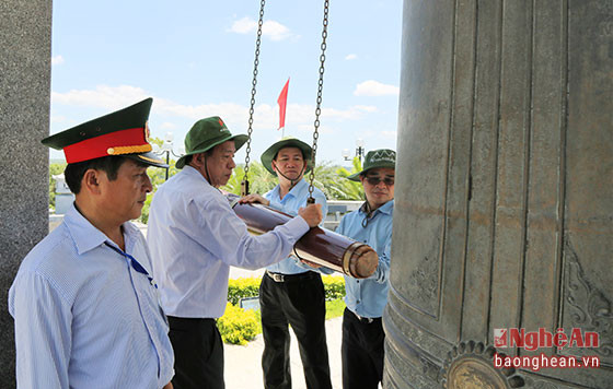 Đồng chí Hồ Đức Phớc thỉnh chuông tại Nghĩa trang liệt sỹ Quốc gia Đường 9.