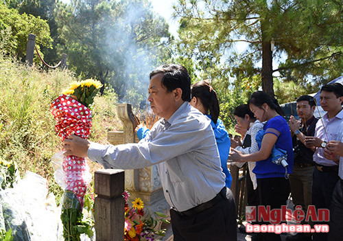 Nhà báo Trần Duy Ngoãn Chủ tịch Hội nhà báo, Trưởng đoàn dân hoa lên Khu mộ Đại Tưởng Võ Nguyên Giáp