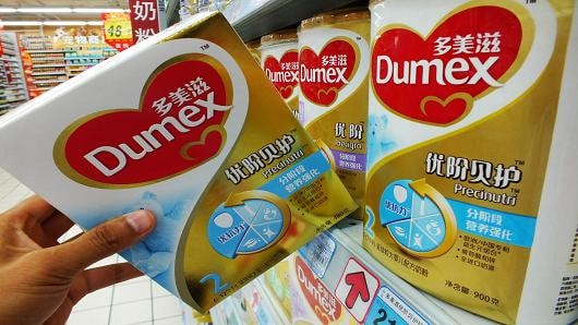 Sữa công thức trẻ em Dumex, sử dụng nguyên liệu thô từ công ty Fonterra. Ảnh: CNBC