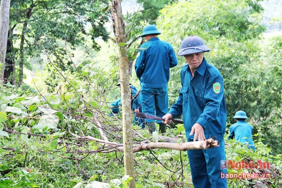 Lực lượng dân quân tự vệ dọn dẹp cảnh quan trong khuôn viên Đền Choọng trước thềm lễ hội.