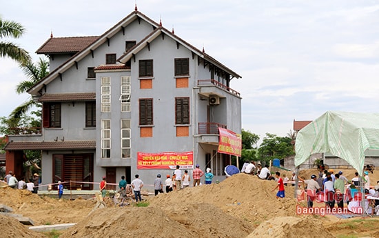 Ngôi nhà 3 tầng có chiều cao 11m5 diện tích 171m2 được di dời sang vị trí mới cách vị trí cũ 40m