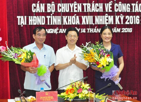 Đồng chí Nguyễn Xuân Sơn - Phó Bí thư Thường trực Tỉnh ủy, Chủ tịch HĐND tỉnh tặng hoa chúc mừng 2 Phó Chủ tịch HĐND tỉnh chuyên trách.