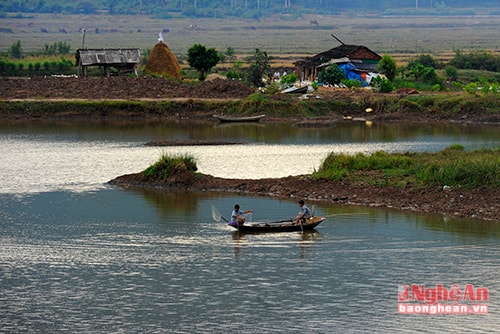 Cuộc sống mưu sinh của người dân trên dòng sông Cấm.