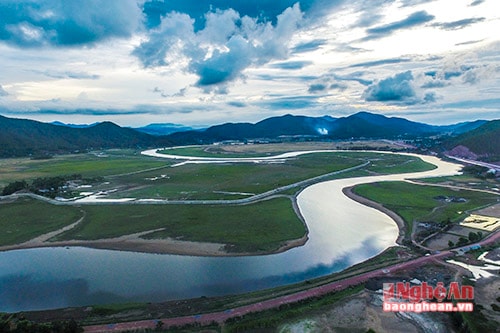 Sông vẫn như thuở ấy, vẫn in màu mây.