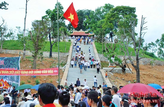 Đền Choọng trong ngày khánh thành.