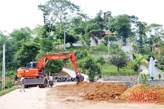 San lấp mặt bằng khuôn viên Đền Choọng.