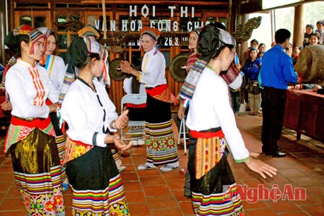 Múa Xái Coóng theo nhịp chiêng.