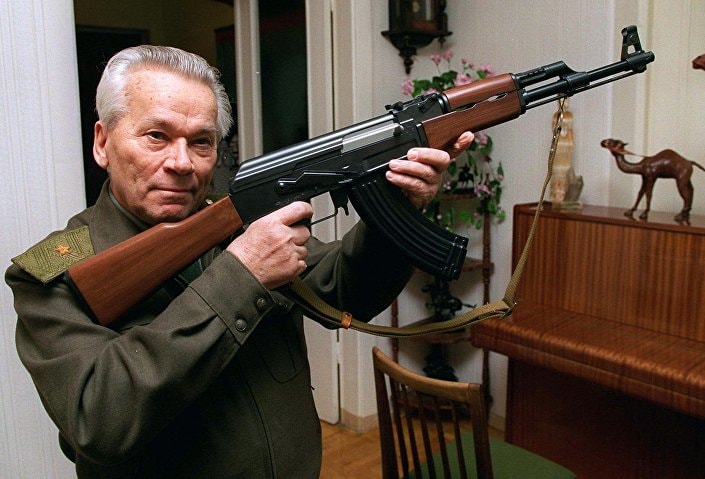 Mikhail Kalashnikov và AK-47. Ảnh: AP.