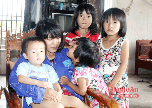 Chị Xuân và 4 đứa con thơ dại.