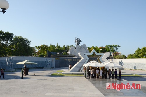 Đoàn đại biểu tỉnh Nghệ An đến dâng hương, dâng hoa các anh hùng liệt sĩ ở Nghĩa trang Quốc Gia Đường 9, tỉnh Quảng Trị.