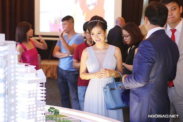 46-tuoi-hong-nhung-van-tu-tin-mac-sexy-di-su-kien-2