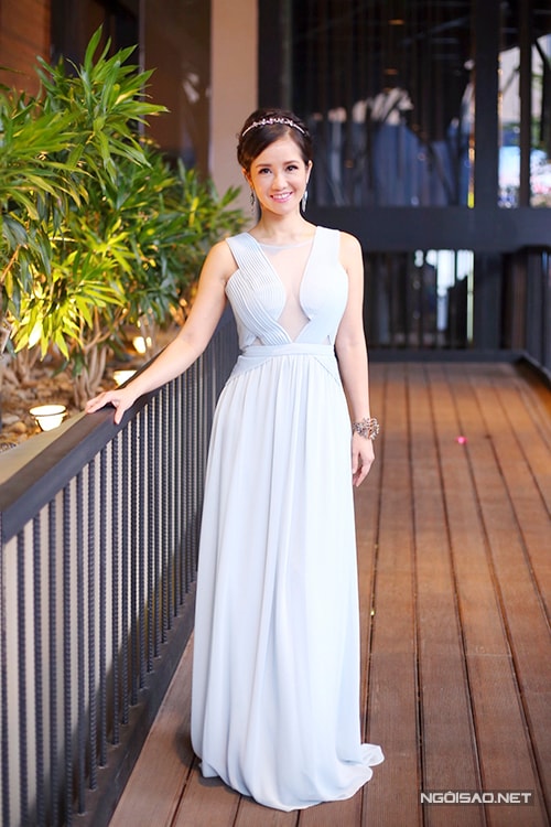 46-tuoi-hong-nhung-van-tu-tin-mac-sexy-di-su-kien