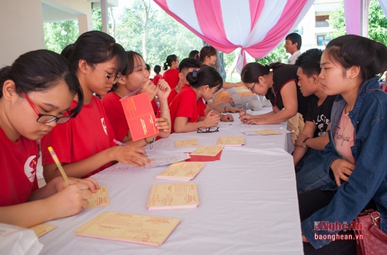 Để góp phần phá tan các đợt thiếu máu mùa vụ, CLB Ngân hàng máu Thành Vinh cùng Trung tâm huyết học – truyền máu Nghệ An thực hiện chương trình hiến máu tình nguyện “ Mùa hè đỏ”.