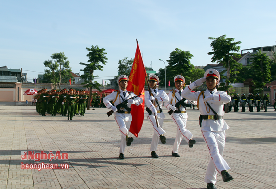 Các đơn khối tiến hành diễu hành