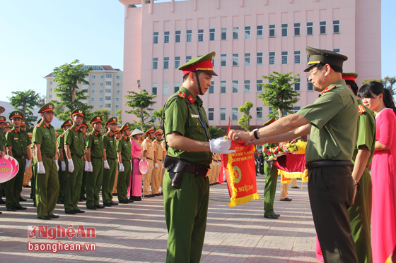 Đại tá Nguyễn Hữu Cầu, Uỷ viên BTV Tỉnh ủy, Bí thư Đảng ủy, Giám đốc Công an tỉnh và Thượng tá Nguyễn Đức Hải – Phó giám đốc Công an tỉnh đã trao hoa và cờ cho các đơn vị.