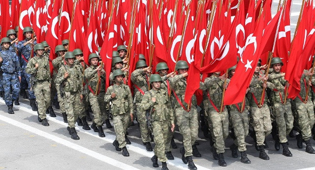 Quân đội Thổ Nhĩ Kỳ đã tiến hành cuộc đảo chính quân sự vào đêm 15/7 và tuyên bố nắm quyền kiểm soát toàn bộ đất nước. Theo Global Fire Powers, quân đội Thổ Nhĩ Kỳ có quân số thường trực khoảng 410.500 người, trong đó lục quân khoảng 300.000 người. Ảnh: Sputnik