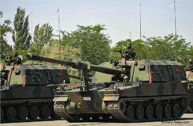 Lực lượng pháo binh Thổ Nhĩ Kỳ rất mạnh gồm 227 lựu pháo tự hành T-155 Firtina (ảnh) - phiên bản K9 Thunder nhập khẩu từ Hàn Quốc, cùng hàng ngàn khẩu pháo kéo xe và rocket phóng loạt khác. Ảnh: Military Today
