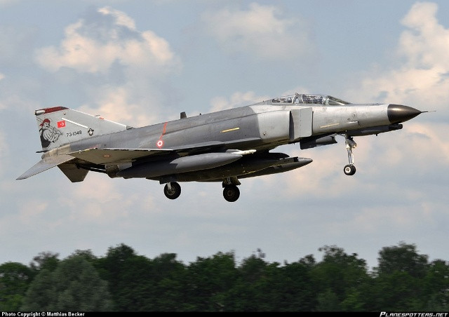 63 máy bay chiến đấu ném bom F-4E Phantom (ảnh), trong đó có 14 chiếc được chuyển đổi cho nhiệm vụ trinh sát. 59 tiêm kích đánh chặn hạng nhẹ F-5. Ảnh: Planesportter