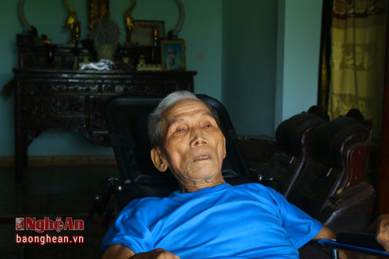 Ông Nguyễn Công Toản đã già yếu, hàng ngày vẫn nằm trên chiếc xe lăn.