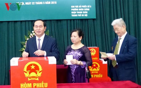 Chủ tịch nước Trần Đại Quang bỏ phiếu bầu ĐBQH và HĐND các cấp tại đơn vị bầu số 8, phường Nhân Chính (Hà Nội) ngày 22/5