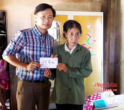 Thầy Nguyễn Đăng Khoa thay mặt các nhà hảo tâm tặng số tiền, các vật dụng cho chị Võ Thị Ánh,