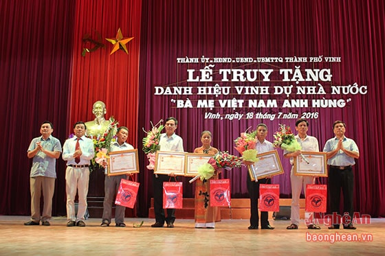 Lãnh đạo Thành ủy, UBND TP Vinh trao tặng 