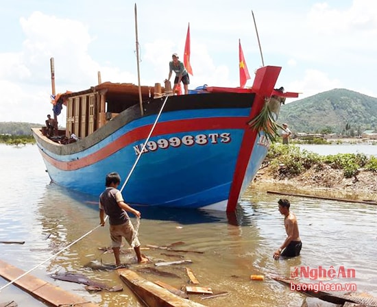 hạ thủy tàu ở làng nghề đóng tàu Trung Kiên.