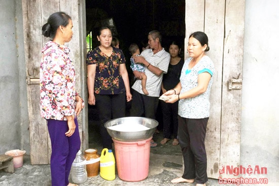 Chi hội phụ nữ bản Vĩnh Kim, xã Hoa Sơn hỗ trợ gạo và tiền cho chị Hồ Thị Nhung là hộ có hoàn cảnh đặc biệt khó khăn