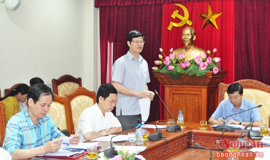 Đồng chí Lê Xuân Đại - Ủy viên Ban Thường vụ Tỉnh ủy, Phó Chủ tịch Thường trực UBND tỉnh báo cáo một số tình hình kinh tế - xã hội tỉnh
