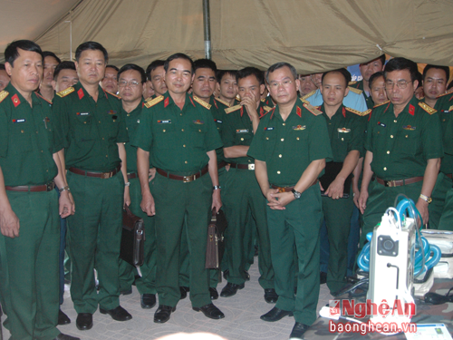 Các đại biểu tham quan giới thiệu một số trang thiết bị Quân y tại được trưng bày tại lớp tập huấn.