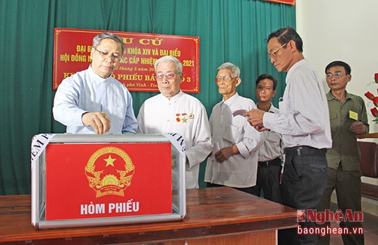Linh mục Hoàng Thái Lân ( quản xứ Yên Đại, Nghi Phú, tp Vinh) thực hiện quyền bầu cử
