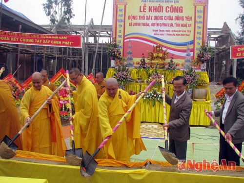 Lãnh đạo Ban tôn giáo tham dự lễ khởi công xây dựng lại chùa Đông Yên- Ngôi chùa trăm tuổi ở xã Quỳnh Thuận, Quỳnh Lưu tháng 3 năm 2016