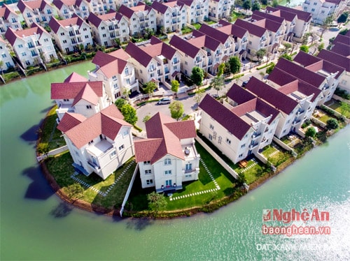 Biệt thự sang trọng Vinhomes Riverside nằm ven các con kênh xanh uốn lượn.