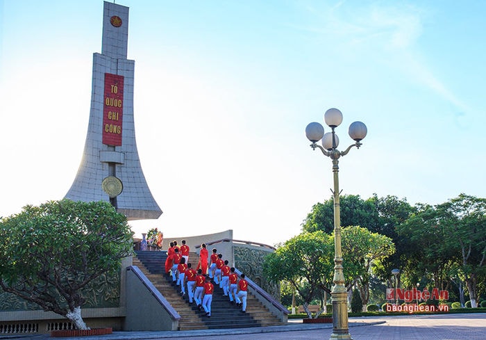 Tham dự đoàn gồm có NSUT Công Vinh, Sao Mai toàn quốc Quế Thương và Thanh Tài, Sao Mai Nghệ An Thùy Dung, nhạc sỹ Thế Anh, diễn viên Khánh Minh và các nghệ sỹ trẻ TP.Vinh.