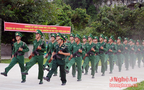 Các chiến sỹ mới duyệt đội ngũ tại lễ tuyên thệ