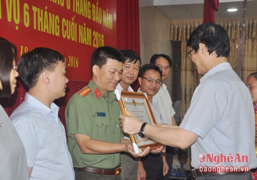 Đồng chí Lê Xuân Đại- Phó chủ tịch thường trực UBND trao bằng khen của UBND tỉnh cho các tập thể, cá nhân