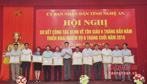 Các tập, thể cá nhân nhận bằng khen của UBND tỉnh vì thành tích xuất sắc trong công tác tôn giáo năm 2016
