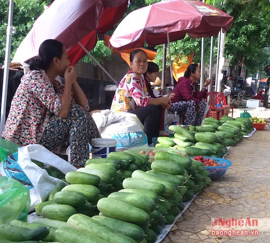 Dưa rẫy được bán ở chợ vùng cao Quế Phong.