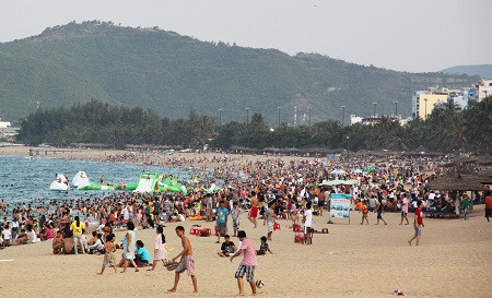 Bãi biển Nha Trang (Khánh Hòa).