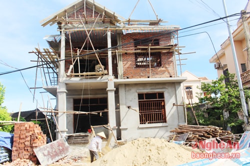 Khoảng từ tháng Giêng đến tháng 8 âm lịch là thời điểm thích hợp để người dân xây dựng các công trình, nhà cửa. Với người làm nghề thợ xây, phụ hồ đây cũng là dịp để họ có việc làm, kiếm thêm thu nhập trong lúc nông nhàn.