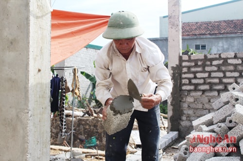 Trên địa bàn huyện Quỳnh Lưu có khoảng hơn 2.000 người làm nghề thợ xây, phu hồ. Địa phương có số lao động làm nghề thợ xây nhiều như Quỳnh Hậu, Quỳnh Yên, An Hòa, Quỳnh Hưng, Quỳnh Văn.. Những ngày nắng nóng, thời gian làm việc của họ sớm hơn các mùa; buổi sáng 6 giờ đến 10 giờ trưa, buổi chiều 2 giờ đến 6 giờ chiều.