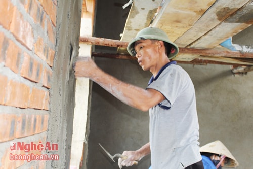 Anh Hồ Minh Hoàng, thợ xây ở Cầu Giát cho biết: Nghề này vất vả, nặng nhọc khi làm vào mùa hè, anh em thợ xây đều “phơi mình” trên nóc nhà để làm việc, và nhiều lúc rất nguy hiểm đến tính mạng, tuy nhiên bản thân đã chọn nghề này để mưu sinh nên phải cố gắng. Đã làm thợ xây thì phải xây được nhiều loại công trình, phải đam mê và có kinh nghiệm. Anh Hoàng hiện được chủ thầu trả 250 nghìn đồng/công/ngày.