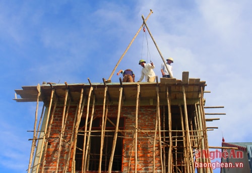 Nhọc nhằn, vất vả là thế, nhưng những người thợ xây vẫn ngày ngày miệt mài lao động để lo cho cuộc sống gia đình.