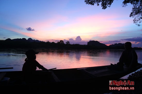 Hàng ngày, khi nước sông Lam xuống thấp, lúc trời bắt đầu tối, 1 số hộ gia đình (xã Thạch Sơn) bên sông Lam lại lên thuyền đi bắt cua.