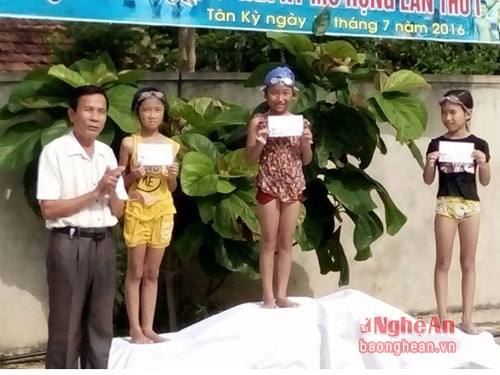 BTC trao giải cho các VĐV.