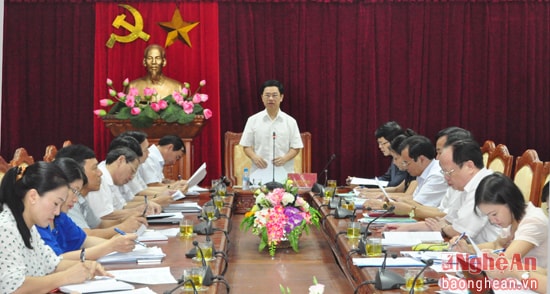 Đồng chí Nguyễn Xuân Sơn - Phó Bí thư Thường trực Tỉnh ủy, Chủ tịch HĐND tỉnh chủ trì cuộc họp