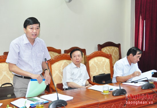 Đồng chí Lê Hồng Vinh - Ủy viên Ban Thường vụ Tỉnh ủy, Chủ nhiệm Ủy ban Kiểm tra Tỉnh ủy, Trưởng ban Kinh tế - Ngân sách HĐND tỉnh nêu, Chương trình hoạt động của HĐND tỉnh nhiệm kỳ cầm bám sát các được Đại hội 