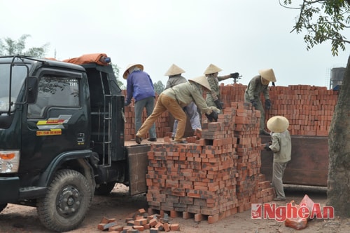 Vận chuyển gạch ngói ở Nam Giang - Nam Đàn